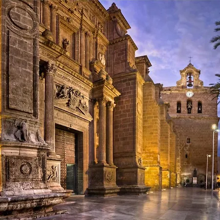 Apartment Piso Museo Del Realismo-catedral-alcazaba-free Parking-wifi-aire Acondicionado *